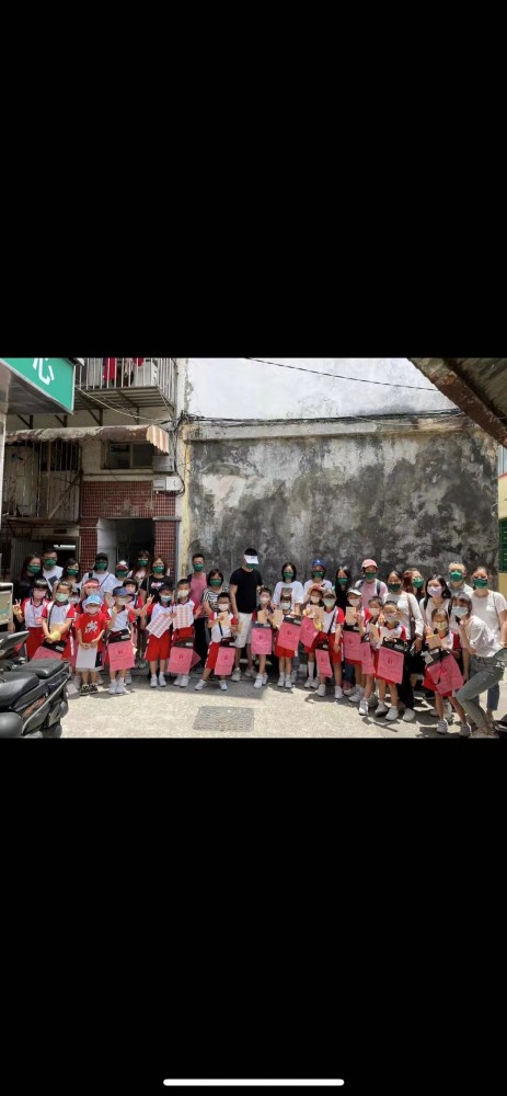 濠江中學附屬小學學生輔導室組織了兩批學生，分別是小二級親子以及學生輔導室義工組參與弱智人士家長協進會（家協會）舉辦的賣旗活動