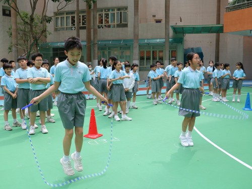 繩舞風雲健體魄，師生共躍展風采